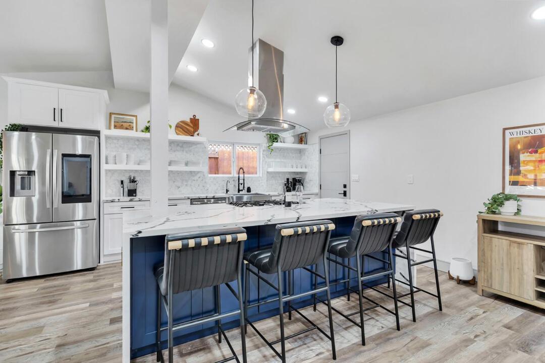 Holiday home Luxe W Pool & Firepit, Bachelorette Friendly *