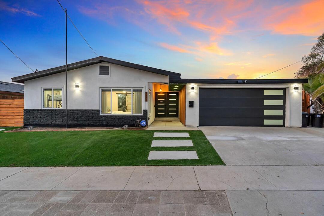 Luxe W Pool & Firepit, Bachelorette Friendly Holiday home *