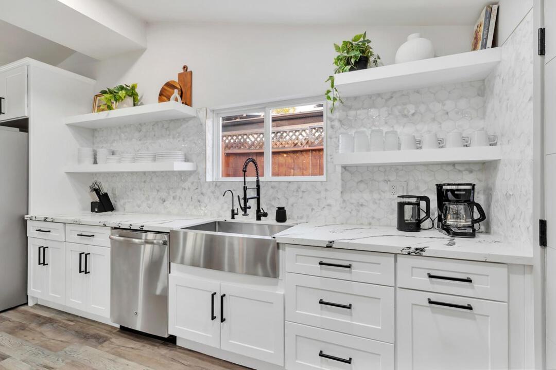 Holiday home Luxe W Pool & Firepit, Bachelorette Friendly *