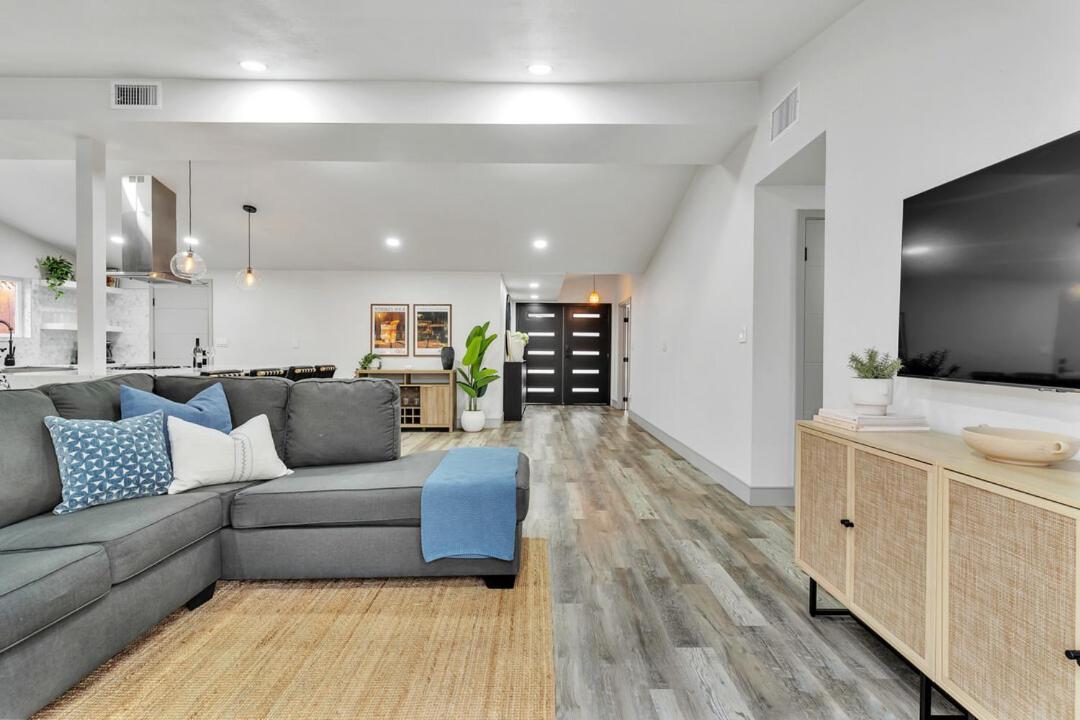 Luxe W Pool & Firepit, Bachelorette Friendly Holiday home