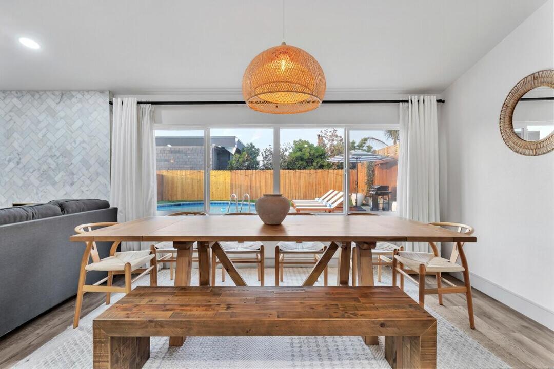 Luxe W Pool & Firepit, Bachelorette Friendly Holiday home *
